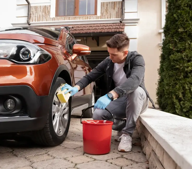 Lavage auto à domicile Saint-Bérain : professionnel intervenant sur un véhicule
